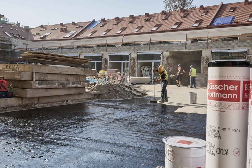 ŠIROKÝ MĚSTSKÝ PĚŠÍ BULVÁR - Bulvár o délce 1 km bude těžištěm celého projektu a protne celou čtvrť severojižním směrem.